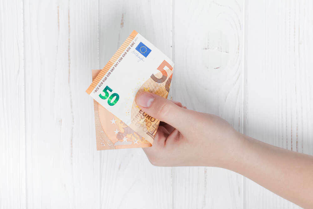 banknot 50 euro w prawej ręce mężczyzny